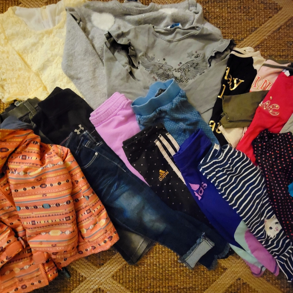 LOT OF TODDLER GIRL CLOTHES 2T and 3T ,18 pieces